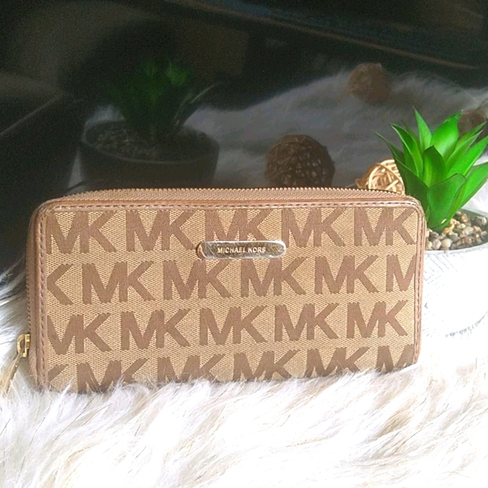 Michael kors wallet!